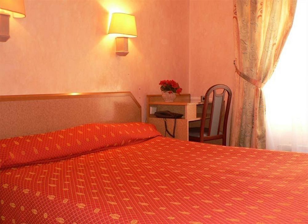 Hotel Leonard De Vinci 75011 Parigi Esterno foto